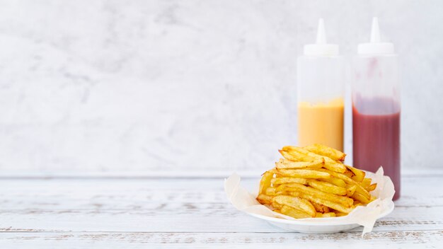 Vista frontal batatas fritas com espaço de cópia