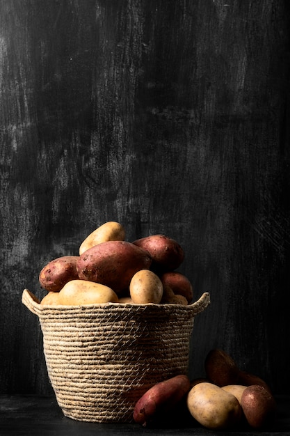 Foto grátis vista frontal batatas na cesta com espaço de cópia