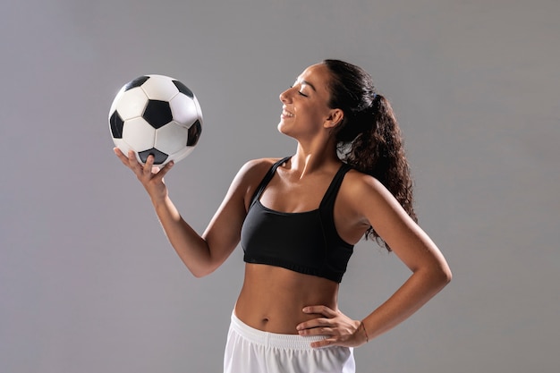 Foto grátis vista frontal cabe mulher segurando bola