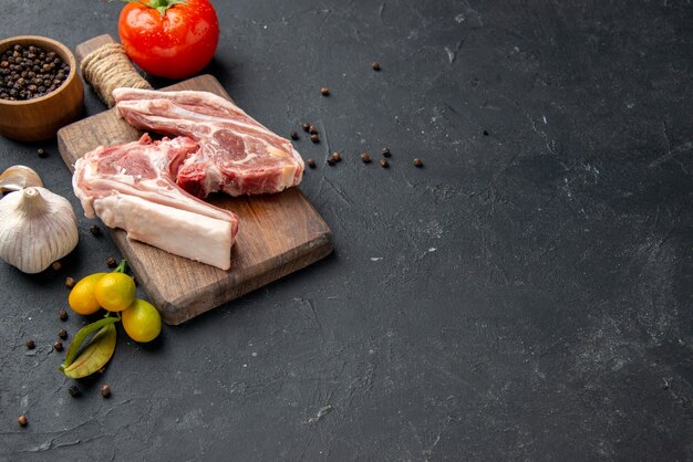 Vista frontal carne fresca costela carne crua em fundo escuro churrasco animal prato pimenta cozinha comida vaca salada refeição comida