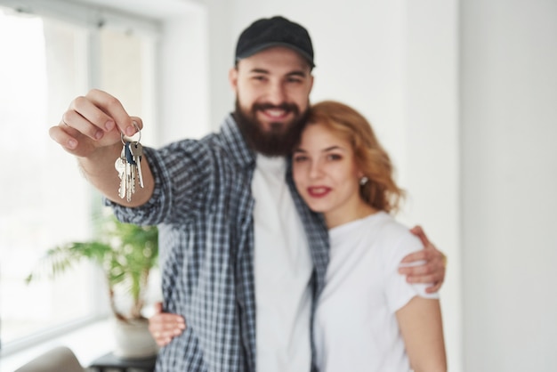 Vista frontal. Casal feliz juntos em sua nova casa. Concepção de movimento