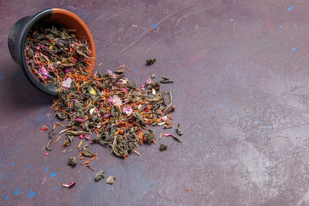 Vista frontal chá fresco seco em fundo escuro planta chá pó sabor flor