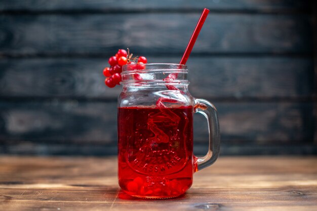 Vista frontal com suco de cranberry fresco dentro da lata na cor da foto da bebida de fruta em barra escura