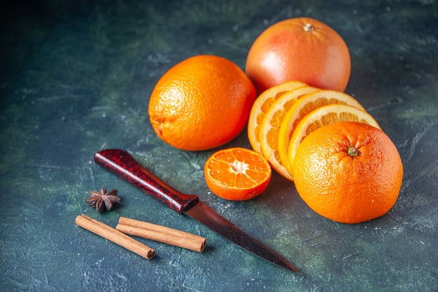 Vista frontal com tangerinas frescas no fundo escuro frutas cítricas frutas cítricas suco maduro gosto de árvore suave