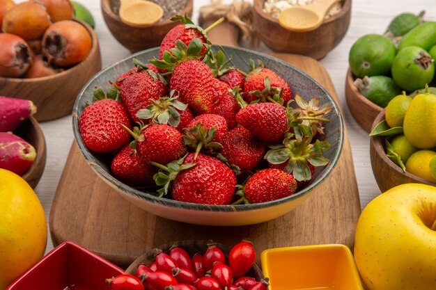 Vista frontal composição de frutas frescas no fundo branco cor baga cítrico saúde árvore foto frutas maduras