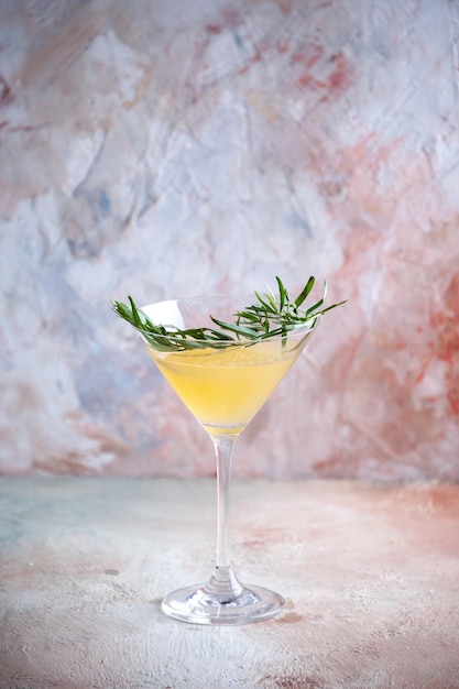 Foto grátis vista frontal coquetel de abacaxi fresco dentro de copo pequeno sobre fundo claro limonada exótica bebida cor bebida barra de suco de fruta