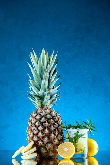 Vista frontal coquetel fresco com gelo e abacaxi em um fundo azul suco de fruta limonada bebida bar álcool clube cor