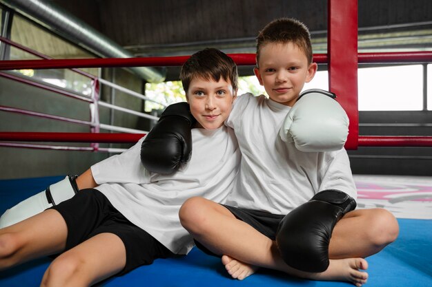 Vista frontal crianças aprendendo boxe