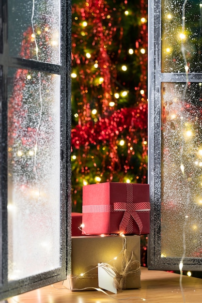 Vista frontal da árvore de natal e presentes