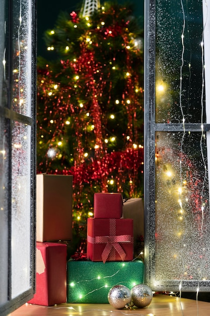 Vista frontal da árvore de natal e presentes