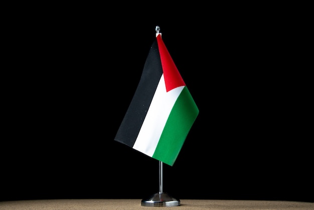 Vista frontal da bandeira palestina em preto