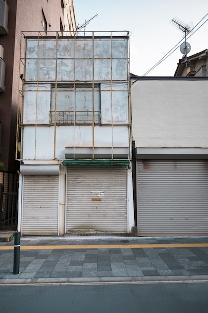 Vista frontal da casa abandonada com janelas altas