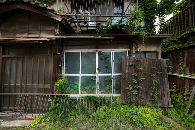 Vista frontal da casa abandonada com madeira podre