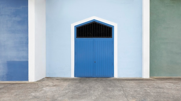 Vista frontal da casa azul com porta azul