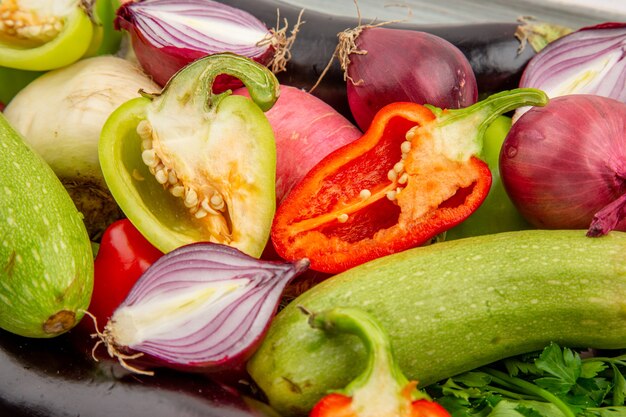 Vista frontal da composição de vegetais frescos com temperos na salada branca refeição de vida saudável vegetais maduros foto cor