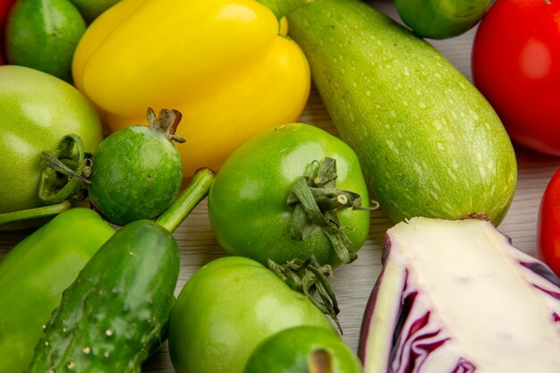 Vista frontal da composição vegetal com frutas no fundo branco dieta salada saúde foto madura