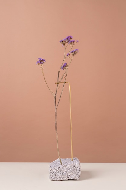 Vista frontal da decoração de flores em um suporte de pedra