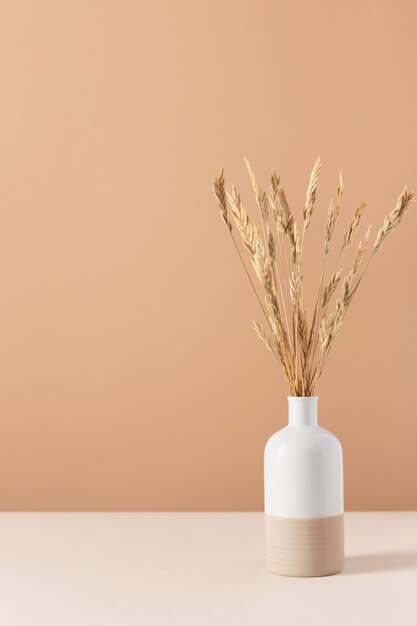 Vista frontal da decoração de flores em um vaso com espaço de cópia