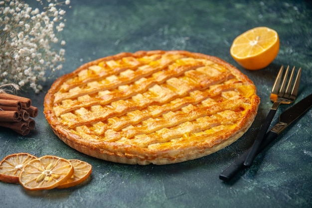 Foto grátis vista frontal da deliciosa torta de geleia com garfo e faca em um fundo azul escuro