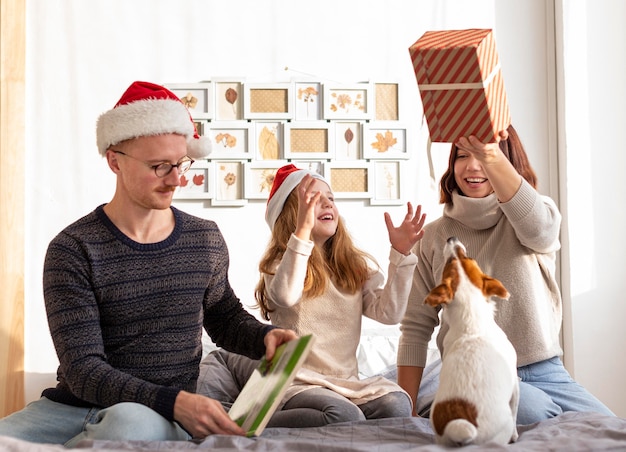 Vista frontal da família no conceito de natal