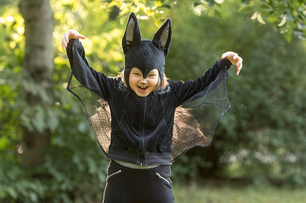 Vista frontal da fantasia de morcego fofo de halloween