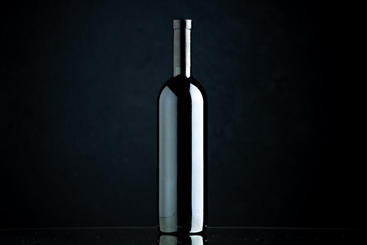 Foto grátis vista frontal da garrafa de vinho em um fundo preto