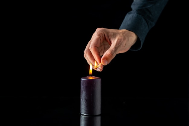 Foto grátis vista frontal da iluminação de velas escuras na superfície escura