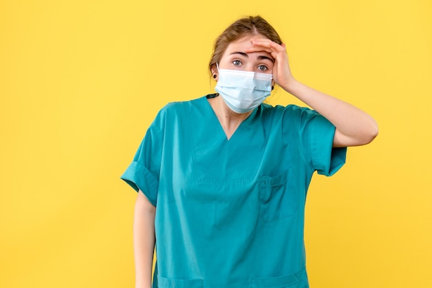 Foto grátis vista frontal da jovem médica estressada