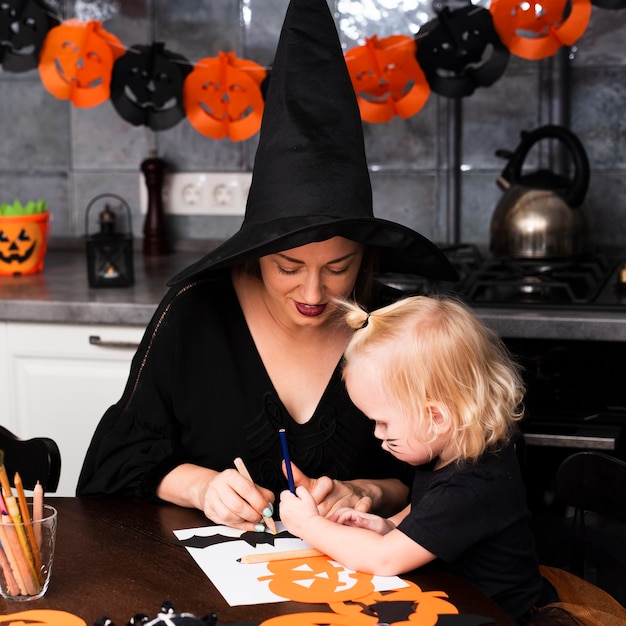 Vista frontal da mãe e filho com elementos de halloween