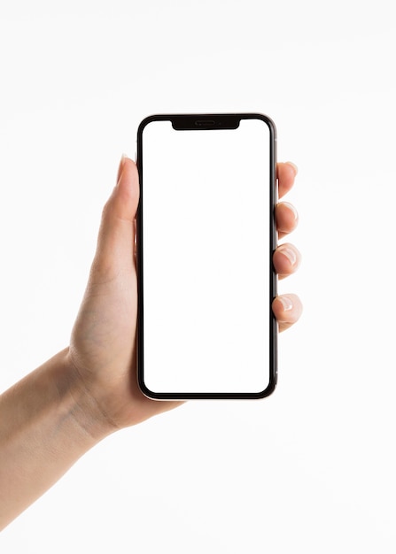 Vista frontal da mão segurando o smartphone
