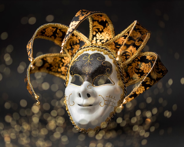 Vista frontal da máscara para carnaval