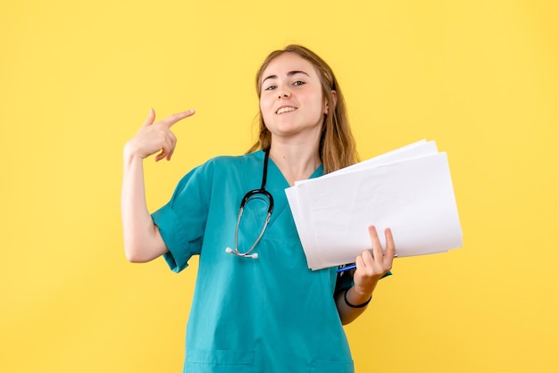 Vista frontal da médica com documentação