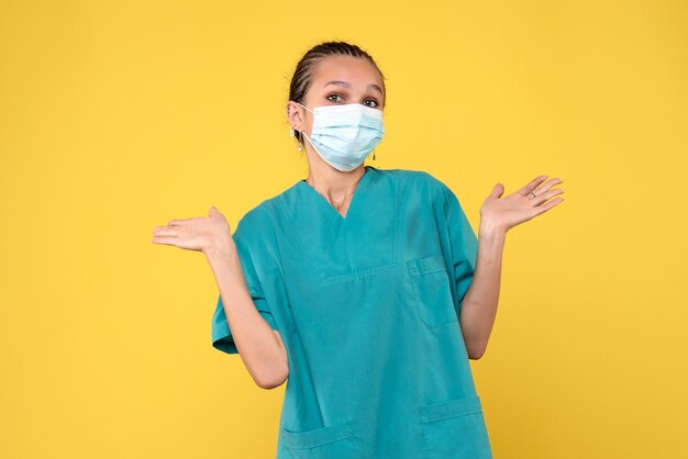 Vista frontal da médica com máscara e camisa médica, enfermeira vírus hospital pandêmico saúde