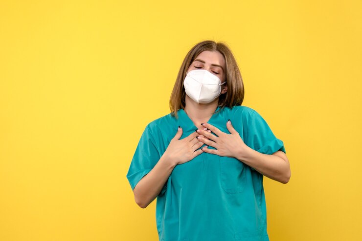 Foto grátis vista frontal da médica com máscara na parede amarela