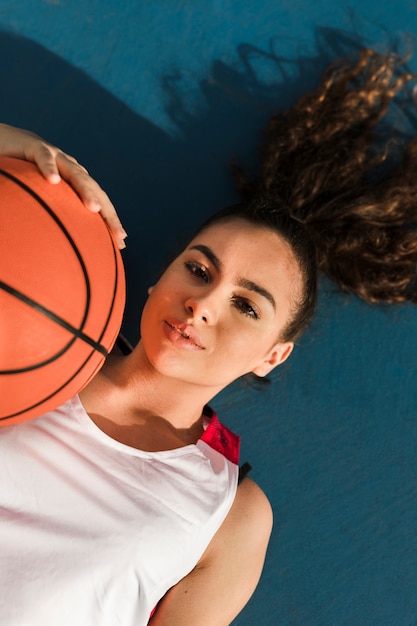 Foto grátis vista frontal da menina com bola de basquete