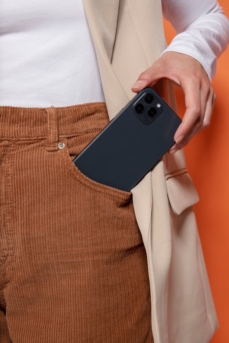 Foto grátis vista frontal da mulher colocando ou tirando o smartphone do bolso
