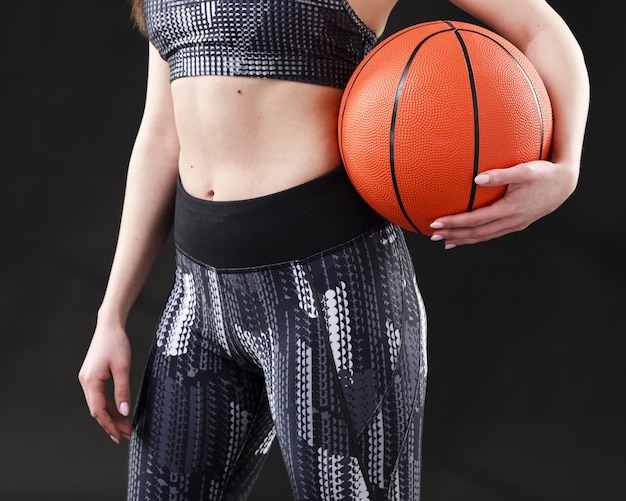 Vista frontal da mulher com bola de basquete