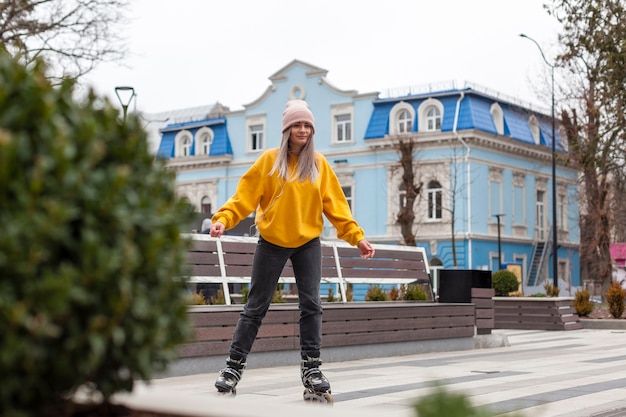 Vista frontal da mulher de patins na cidade