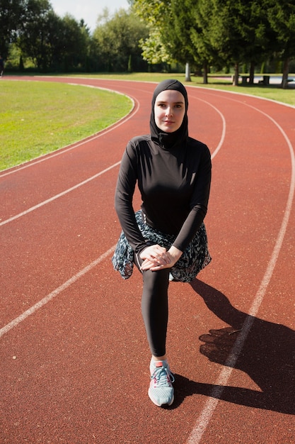 Foto grátis vista frontal da mulher na pista de corrida