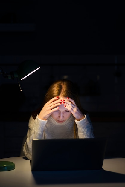 Foto grátis vista frontal da mulher olhando para laptop