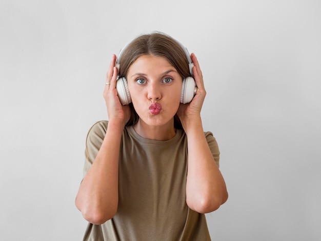 Foto grátis vista frontal da mulher ouvindo música
