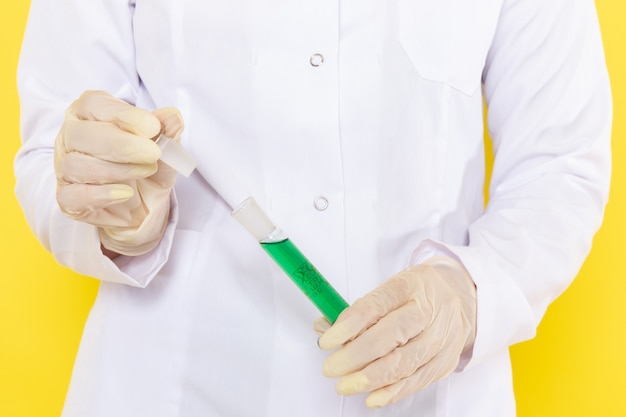 Vista frontal da mulher segurando o balão com solução química