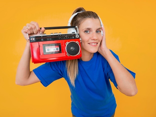 Vista frontal da mulher segurando um rádio