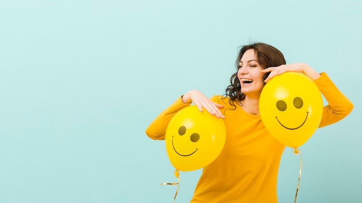 Foto grátis vista frontal da mulher sorridente com espaço de cópia