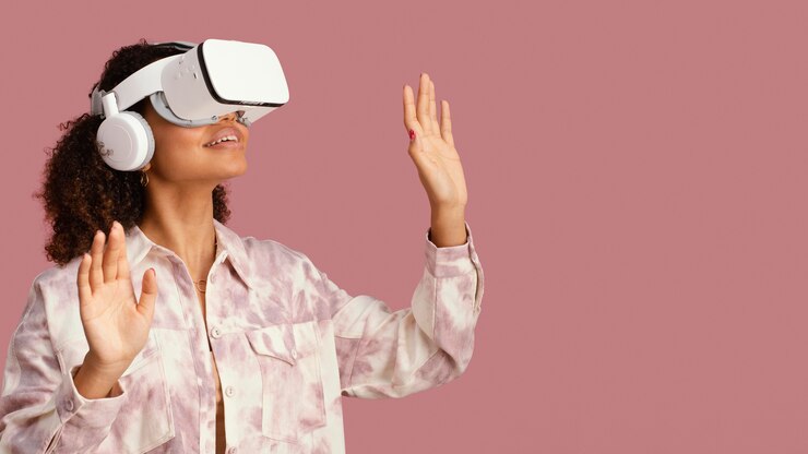 Foto grátis vista frontal da mulher sorridente com fone de ouvido de realidade virtual e espaço de cópia
