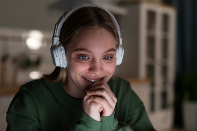 Vista frontal da mulher sorridente com fones de ouvido