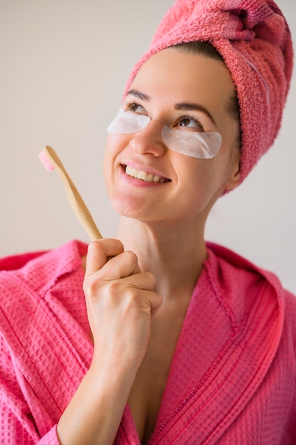 Foto grátis vista frontal da mulher sorridente com tapa-olhos