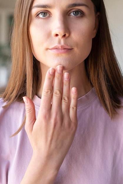 Foto grátis vista frontal da mulher usando linguagem gestual