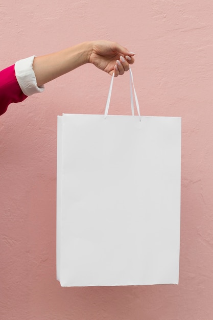 Foto grátis vista frontal da pessoa segurando sacolas de compras brancas