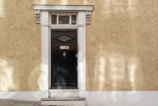 Vista frontal da porta da frente com parede marrom
